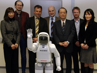 Mami Busse ( Vizepräsidentin der Deutsch-Japanischen Gesellschaft), die Professoren Helge Ritter und Gerhard Sagerer (Technische Fakultät), Rektor Professor Dr. Dieter Timmermann, Generalkonsul Shin Maruo, Dr. Jochen Steil (Geschäftsführer CoR-Lab) und Yukie Nagai (Technische Fakultät) mit Asimo (v.l.).
