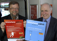 Mathematische Rätsel in der Stadtbahn: Hans-Jürgen Krain (moBiel) und Mathematikprofessor. Dr. Friedrich Götze (Initiator). 