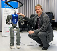 Der humanoide Roboter COMAN soll noch ein bisschen wachsen, damit er mit Erwachsenen interagieren kann. Professor Dr. Jochen Steil leitet das neue Forschungsprojekt. Bild: Universität Bielefeld