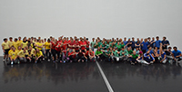 Bild: 180 Sportstudierende zeigen am Mittwoch vor der Bauwand ihr Können.