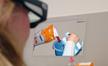Bild: ADAMAAS bietet individuelle Hilfe zum Beispiel beim Mixen eines Kuchenteigs. Die Virtuelle Ebene wird direkt im Gesichtsfeld der Brillennutzerin eingeblendet. Foto: CITEC