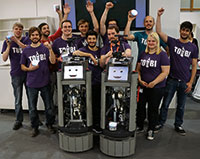 Bild: ToBI und das CITEC-Team beim diesjährigen German-RoboCup in Magdeburg. Die Bielefelder kamen auf den dritten Platz. Foto: CITEC