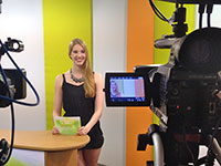 Bild: Moderatorin Hannah Schepers präsentiert die 101. Ausgabe von Campus TV. Foto: Campus TV Uni Bielefeld