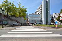 Der neue Zebrastreifen sorgt dafür, dass die Parker sicher das Hauptgebäude erreichen. Foto: Universität Bielefeld
