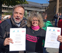 Bild: Norbert Esch (Fachhochschule Bielefeld)und A. Kay Loftshous (Universität Bielefeld) nahmen die Urkunden für die Teams entgegen. Foto: Uwe Adam
