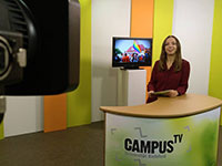 Bild: Maureen Welter moderiert die 103. Folge Campus TV. Foto: Campus TV Uni Bielefeld