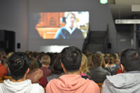 Bild: Die Uni-Halle wird zum Kinosaal: Über dem Durchgang zum Audimax wird der Film zu sehen sein. Foto: Universität Bielefeld
