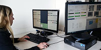 Bild: Testpersonen versetzten sich am Computerbildschirm in die Rolle des Barkeeper-Roboters James. Foto: CITEC/Universität Bielefeld
