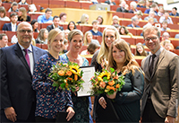 AOK-Förderpreis (v.l.): Horst-Peter Hogrebe (AOK NordWest), Kerstin Lange, Prof. Dr. Gesine Bär, Corinna Völzke, Sandra Grobosch und Prof. Dr. Wolfgang Greiner. Nicht auf dem Foto ist die Preisträgerin Hanna Schröder. Foto: Universität Bielefeld