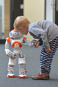 Bielefelder Forschende untersuchen in einem EU-Projekt, wie der Roboter Nao Kindern helfen kann, eine Sprache zu lernen. Foto: CITEC/Universität Bielefeld