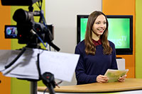Bild: Moderatorin Maureen Welter moderiert die aktuelle Campus-TV-Ausgabe.Foto: Campus TV – Lena Kley 
