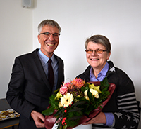 Bild: Kanzler Dr. Stephan Becker dankte der die Personalratsvorsitzenden Johanna Soufi für ihr Engagement.