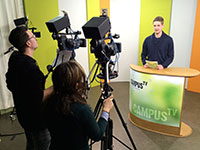 Bild: Die Kameraleute Jonas Meujen und Sogand Esmaeeli sowie Moderator Timo Peitsch bei der Aufzeichnung der aktuellen Campus TV Ausgabe. Foto: Campus TV - J. Kopp