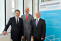 Rückschau und Blick in die Zukunft (v.l.): Prof. Dr. Gerhard Sagerer, Rektor der Universität Bielefeld (Stellvertretender Vorsitzender des Kuratoriums), Herbert Vogel, Vorstandsvorsitzender itelligence AG, Bielefeld (Vorsitzender des Vorstands) undJürgen Heinrich, Beigeordneter der Stadt Bielefeld a.D. (Schatzmeister und Geschäftsführer der Universitätsgesellschaft).Foto: Universitätsgesellschaft. 