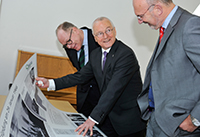 Stöbern in historischen Unterlagen (v.l.): Dr. Jörg SchillingerLeiter Hauptabteilung Öffentlichkeitsarbeit Dr. August Oetker KG, Jürgen Heinrich und Herbert Vogel.