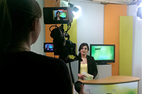 Bild: Kamerafrau Theresa Raring und Moderatorin Naima Shaheen während der Aufzeichnung der 108. Ausgabe von Campus TV
Foto: Campus TV 
