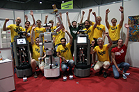 Bild: Das weltweit beste Servicerobotik-Team: Die Mannschaft des Exzellenzclusters CITEC hat in der Haushaltsliga der Weltmeisterschaft RoboCup Platz eins belegt. Das Team trat mit den Robotern Tobi (1 und 2. v.l.)