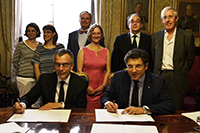 Rektor Prof. Gerhard Sagerer und der Rektor der Universität Bologna, Prof. Francesco Ubertini, unterzeichnen das Kooperationsabkommen. Mit dabei (v.l.): Anna Miniaci, Francesca Carati, Dr. Thomas Lüttenberg, Prof. Angelika Epple, Dr. Vito Gironda, Prof. Enrico Sangiorgi. Foto: Universität Bologna