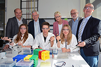Im Schülerlabor des CeBiTec (v.l.): Dr. Werner Selbitschka (CeBiTec), Marie Hokamp (Schülerin), Prof. Dr. Alfred Pühler (CeBiTec), Arne Echterhof (Schüler), Gertrud Pannek (Bezirksregierung Detmold), Ricarda Schaak (Schülerin), Prof. Dr. Walter Arnold (CeBiTec), Dr. Burghard Lehmann (Familie-Osthushenrich-Stiftung). Foto: Universität Bielefeld
