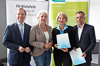 Feierliche Übergabe der Bewilligungsbescheide (v.l.): Thomas Rachel (MdB, Parlamentarischer Staatssekretär), Lena Strothmann (CDU-MdB), Prof. Dr. Ingeborg Schramm-Wölk (Präsidentin Fachhochschule Bielefeld), Prof. Dr. Ing. Gerhard Sagerer (Rektor Universität Bielefeld). Foto: Fachhochschule Bielefeld 