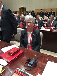 Bild: Prof. Dr. Katharina Kohse-Höinghaus kurz vor der Preisverleihung im chinesischen Regie-rungssitz. Foto: Universität Bielefeld 