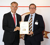 Mark Bothe (r.), Abteilungsleiter Hochschulgastronomie des Studierendenwerks Bielefeld, nahm in Düsseldorf die Urkunde für die „Pionierkantine des Jahres“ von Umweltminister Johannes Remmel entgegen. Foto: Wolter/MKULNV