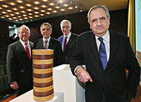 Bild: Pierre Rosanvallon (rechts) erhielt im Beisein
von Oberbürgermeister Pit Clausen (von links)
