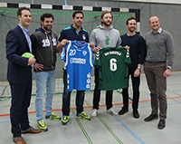 Bereit für das All-Star-Game (v.l.): Geschäftsführer Christian Sprdlik, Trainer Florian Kehrmann und Kapitän Rolf Hermann vom TBV Lemgo sowie Spieler Luca Werner, Trainer Ludwig Vogel und Hochschulsport-Leiter Dr. Marc Samson-Baudisch von der Universität Bielefeld. Foto: Universität Bielefeld