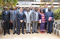 Vertreter aus Kamerun und Deutschland feiern die Eröffnung der neuen bilateralen Graduiertenschule YaBiNaPA der Universitäten Bielefeld und Yaoundé (Kamerun). 