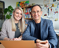 Wissenschaftliche Mitarbeiterin Viktoria Roth und Professor Dr. Andreas Zick vom IKG arbeiten gemeinsam im neuen Forschungsverbund, der von der Universität Bielefeld koordiniert wird