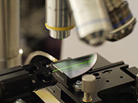The chip-based nanoscopy technique can also be applied with conventional microscopes. Photo: Bielefeld University/Matthias Simonis