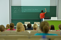 Ein Jahr lang in Vollzeit können sich geflüchtete Lehrkräfte an der Universität Bielefeld für den Arbeitsmarkt Schule in NRW qualifizieren. Foto: Universität Bielefeld