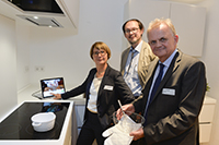 Mit dem KogniChef kochen, ohne dass etwas anbrennt (von links): Gabriele Albrecht-Lohmar vom Bundesbildungsministerium, Prof. Dr. Helge Ritter vom Exzellenzcluster CITEC und Prof. Dr. Günther Wienberg von Bethel. Foto: Universität Bielefeld