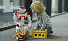 Bild: Wie ein Roboter Kinder beim Erlernen einer Zweitsprache unterstützen kann