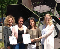 Bild: Die KAoA-Koordinatorinnen präsentieren die Broschüre zur Studienorientierung (v. l.): Vanessa von Gross (Hochschule Ostwestfalen-Lippe)