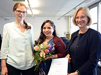 Laudatorin Dr. Annett Jorschick, Preisträgerin Kiara Fiorella Abad Bruzzo und Prorektorin Prof. Dr. Angelika Epple (v.l.) bei der Preisverleihung des DAAD- Preises. Foto: Universität Bielefeld 