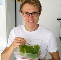 Dr. Thorben Müller erforscht, wie sich Pestizide auf Blattkäfer auswirken. Der Nachwuchsfonds der Universität Bielefeld hat diese Forschungsarbeit gefördert. Foto: Universität Bielefeld