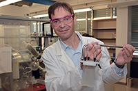 Prof. Dr. Harald Gröger arbeitet in „ONE-FLOW“ an einem Herstellungsverfahren für chemische Substanzen durch Kombination von Bio- und Chemokatalyse in Flow-Reaktoren. Die chemi-schen Reaktionen werden zum Beispiel in Kassetten mit Strömungsrohren (Bild) durchgeführt. 