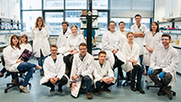 Das iGEM-Team Bielefeld-CeBiTec 2017 (v.l.): Camilla März, Saskia Dymek, Christina Drake, Daniel Bergen, Lennard Karsten, Michelle Liebers, Markus Haak, Maximilian Edich, Denise Kerkhoff, Olga Schmidt, Svenja Vinke, Christopher Whitford, Laura Schlüter und Yannic Kerkhoff. Foto: Universität Bielefeld 