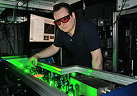 Um Elektronen aus dem Halbleiter-material auszulösen, beschießen die Bielefelder Forscher es mit ultrakurzen Laserpulsen. Foto: Universität Bielefeld