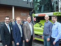 They have presented the new system (from left): Dr. Thorsten Jungeblut (CITEC), Dr. Boris Kettelhoit (CLAAS), Prof. Dr. Ulrich Rückert, Timo Korthals (both CITEC), and Thilo Krause (CLAAS). Foto: CITEC/Bielefeld University 