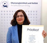 Eleni Andrianopulu, die Referentin der Prorektorin für Internationales und Diversität, nahm die Auszeichnung für die Universität Bielefeld in Gelsenkirchen entgegen.Foto: Thomas Range