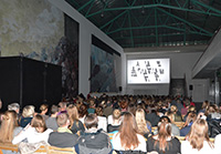 Kinoatmosphäre in der Universitätshalle: Bereits zum sechsten Mal wird die Trennwand zur Filmleinwand. Foto: Universität Bielefeld 