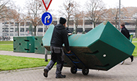 Bild: Mitarbeiter einer Umzugsfirma lagern die Freiluftmöbel ein. Foto: Universität Bielefeld 