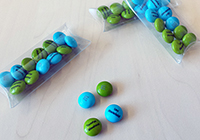 Bild: Alle Absolventinnen und Absolventen der Technischen Fakultät erhalten eine Packung mit individuell bedruckten „M&Ms“. Foto: Universität Bielefeld 