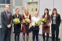 Preisvergabe für ausgezeichnete Abschlussarbeiten (v.l.): Ralf Bednarz (AOK), Dr. Cona Ehresmann, Stefanie Griep, Carina Oedingen, Lea Stark, Prof. Dr. Kerstin Hämel. Foto: Universität Bielefeld/Ch. Dockweiler