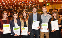 Die Masterarbeiten von Annika Fischer, Corinna Osterbrink, Anna Höving, Jan Hendrik Hoerner, Hendrik Füser und Nina Kim Stoffel (v.l.) wurden ausgezeichnet.Foto: Universität Bielefeld/Ch. Weische 