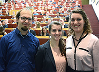 Thomas Weike, Lisa Hüttemann und Ann-Christin Moritzer (v.l.) wurden bei der Absolventenfeier der Fakultät für Chemie ausgezeichnet.Foto: Universität Bielefeld