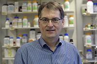 Der Biochemiker Prof. Dr. Thomas Dierks forscht zu Erbkrankheiten und Therapie-Konzepten, wobei defekte Enzyme und deren Ersatz im Mittelpunkt stehen. Foto: Universität Bielefeld