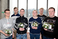 Florian Platzbecker, Tobias Pöhl, Marcel Smith, Annalena Lausch, Jacob Meyer und Kilian Krupinski (v.l.) erhielten auch einen Gutschein für den UniShop. Foto: Universität Bielefeld